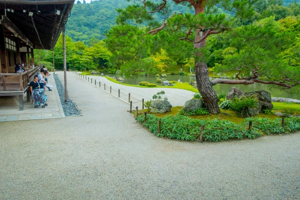 KYOTO, JAPON - 05 JUILLET 2017 : Des personnes non identifiées évoquant la vue sur le jardin avec étang devant le pavillon principal Temple Tenryu-ji à Arashiyama, près de Kyoto. Japon.Tenryuji Sogenchi Pond Garden a — Photo