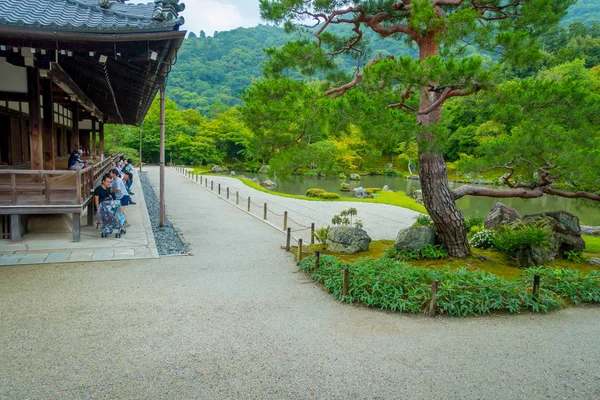 KYOTO, JAPÃO - JULHO 05, 2017: Pessoas não identificadas enojando a vista do jardim com lagoa em frente ao pavilhão principal do Templo Tenryu-ji em Arashiyama, perto de Kyoto. Japão.Tenryuji Sogenchi Pond Garden a — Fotografia de Stock