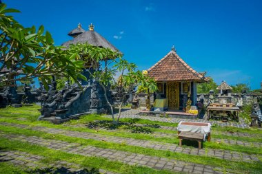Bali, Endonezya - 11 Şubat 2017: Açık havada Uluwatu Tapınağı Bali Adası, Endonezya'nın heykeller