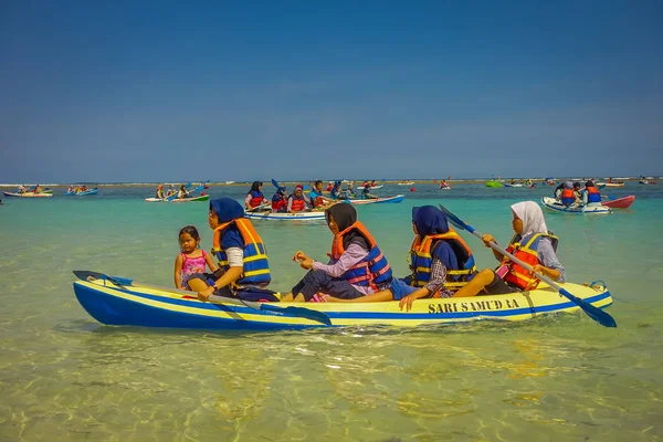 Μπαλί, Ινδονησία - 11 Μαρτίου 2017: Άγνωστα άτομα, απολαμβάνοντας την όμορφη ηλιόλουστη μέρα ένα καγιάκ για την παραλία της πόλης Pantai pandawa, στο νησί του Μπαλί, Ινδονησία — Φωτογραφία Αρχείου
