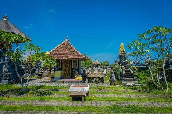 Bali, Endonezya - 11 Şubat 2017: Açık havada Uluwatu Tapınağı Bali Adası, Endonezya'nın heykeller