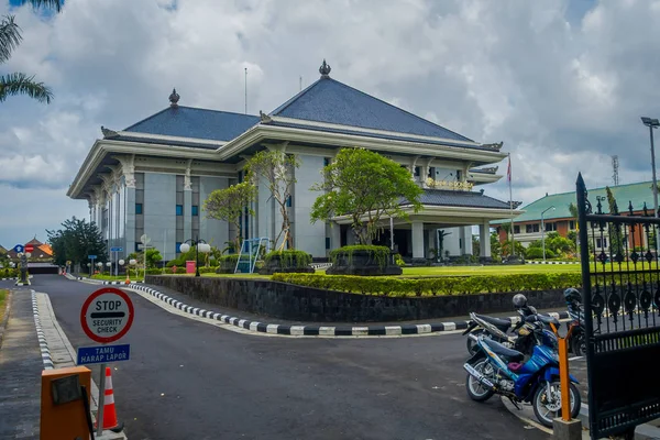 Bali, Indonésie - 08 března 2017: Centrum budova je vládní úřad komplex budov se nachází v Densapar, Bali Indonésie — Stock fotografie