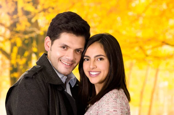 Close up of beautiful young couple in love in st valentines day in a blurred autum park background — Stock Photo, Image