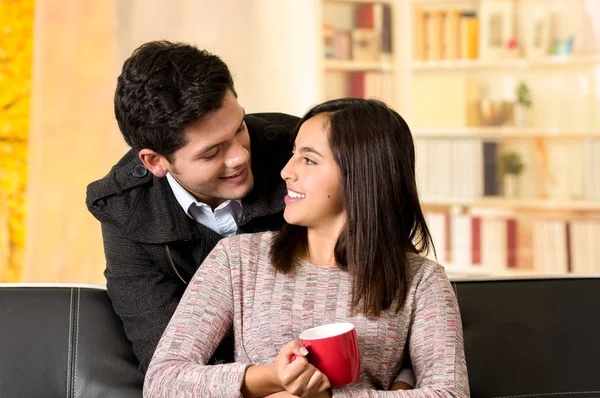 Mooie jong koppel in de liefde, man omarmen haar girfriend in een office-achtergrond — Stockfoto