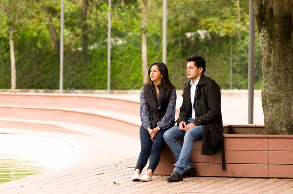 Hermosa joven pareja enamorada en San Valentín día sentado en un parque — Foto de Stock