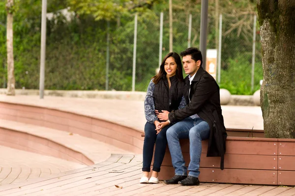 Beau jeune couple amoureux dans la Saint Valentin assis dans un parc — Photo