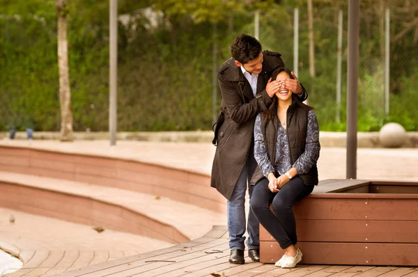 St Sevgililer günü, bir parkta kız gözlerini kapsayan adam aşık güzel genç Çift