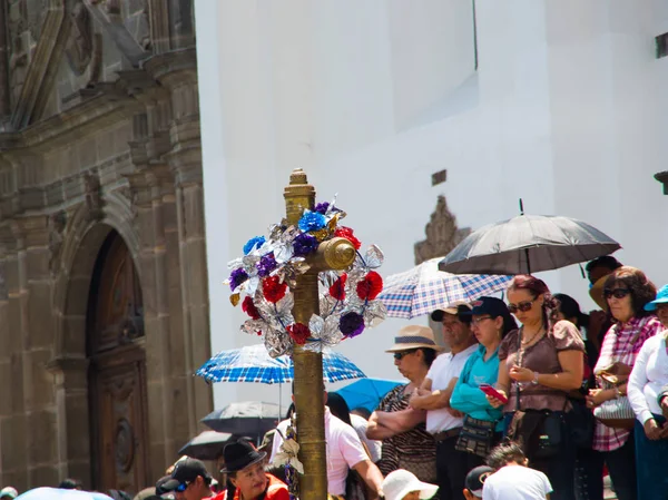 Quito, ecuador- 23. Mai 2017: Unbekannte spazieren durch den Präsidentenpalast am Plaza Grande und verehren die Jungfrau in quito, ecuador — Stockfoto