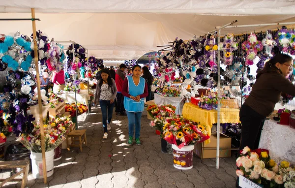 QUITO, EQUADOR-MAIO 23, 2017: Pessoas não identificadas nas ruas vendendo rosário e flores em um mercado público em Quito — Fotografia de Stock
