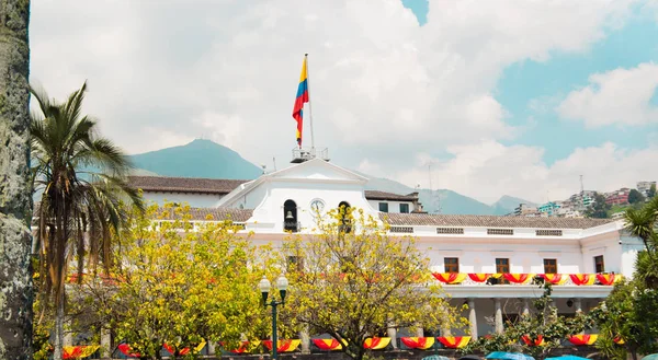 QUITO, ECUADOR- 23 Mei 2017: Istana Presiden di Plaza Grande di Quito — Stok Foto