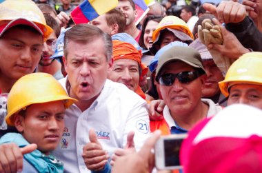 Quito, Ekvator - 7 Nisan 2016: Closeup muhalefet lideri Andres insanlar ve anti Shyris Avenue hükümet protesto sırasında gazeteciler tarafından çevrili Paez