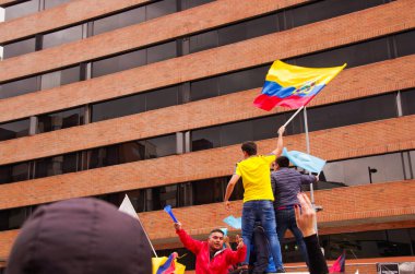 Quito, Ekvator - 7 Nisan 2016: Kimliği belirsiz kişiler Ekvador ve beyaz bayrak destekleyen Shyris içinde başkan adayı Guillermo Kement ve hükümet protesto anti sırasında gazeteciler