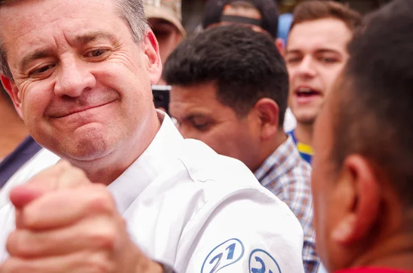 Quito, Ekvator - 7 Nisan 2016: Closeup muhalefet lideri Andres insanlar ve anti Shyris Avenue hükümet protesto sırasında gazeteciler tarafından çevrili Paez — Stok fotoğraf