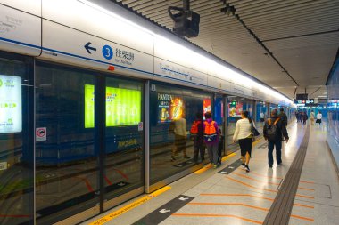 Hong Kong, Çin - 26 Ocak 2017: Kimliği belirsiz kişi metro tren istasyonu Hong Kong. Hong Kong'daki en popüler taşıma MTR olduğunu
