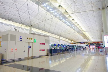 Hong Kong, Çin - 26 Ocak 2017: Hong Kong, Çin Havaalanı ana lobide bir bakış. Hong Kong Havaalanı 70 milyondan fazla yolcu / yıl işleme