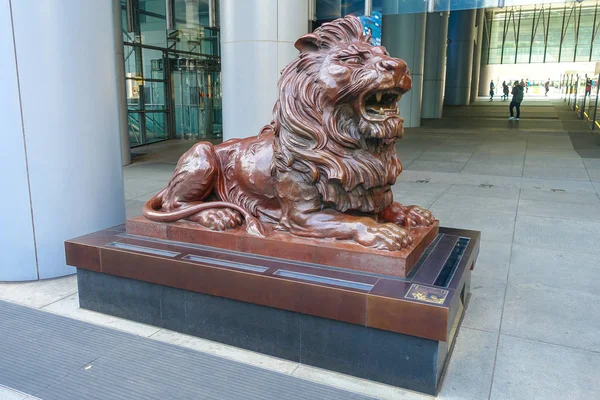 HSBC lejon nära den högkvarter byggnaden av The Hong Kong and Shanghai Banking Corporation i Central. HSBC anläggning är den största banken i Hong Kong — Stockfoto