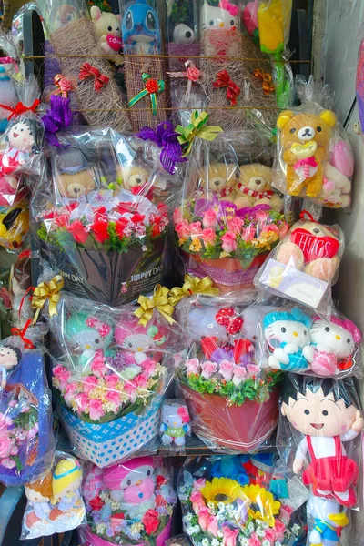 Hong Kong, China - 26 januari 2017: Close up van een markt met sommige kruidenier voeders, speelgoed, kunstbloemen en teddy speelgoed in de straten van Hong Kong China — Stockfoto