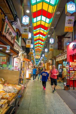 Hakone, Japonya - 02 Temmuz 2017: Kuru balık Teramachi, Kyoto Merkezi şehirde bulunan kapalı bir alışveriş caddesi