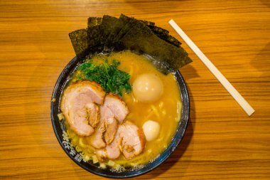 Hakone, Japonya - 02 Temmuz 2017: Delicious Japon Ramen noodle yemek çubukları üzerinde ahşap arka plan, üstten görünüm çorbaya ile