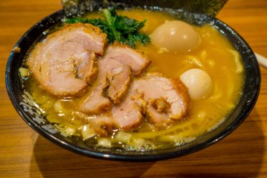 Hakone, Japonya - 02 Temmuz 2017: Ahşap arka plan Delicious Japon Ramen erişte