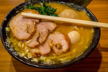 Hakone, Japonya - 02 Temmuz 2017: Delicious Japon Ramen noodle yemek çubukları üzerinde ahşap arka plan çorbaya ile