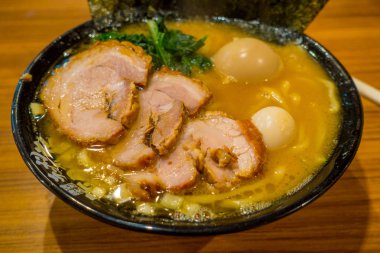 Hakone, Japonya - 02 Temmuz 2017: Ahşap arka plan Delicious Japon Ramen erişte