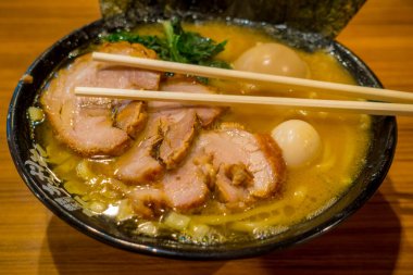 Hakone, Japonya - 02 Temmuz 2017: Delicious Japon Ramen noodle yemek çubukları üzerinde ahşap arka plan çorbaya ile
