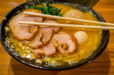 Hakone, Japonya - 02 Temmuz 2017: Delicious Japon Ramen noodle yemek çubukları üzerinde ahşap arka plan çorbaya ile