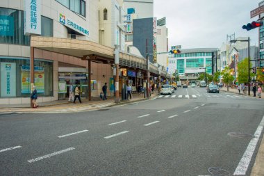 Hakone, Japonya - 02 Temmuz 2017: Geçiş ve Hakone içinde dolaşan insanlarla kentsel sokakların Japon tarzı