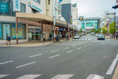 Hakone, Japonya - 02 Temmuz 2017: Geçiş ve Hakone içinde dolaşan insanlarla kentsel sokakların Japon tarzı