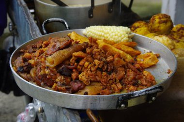 : Esmeraldas, Ecuador - 16 Mart 2016: bir tepsi bir Mısır hornado kavrulmuş domuz, Ekvador geleneksel tipik and food kapat
