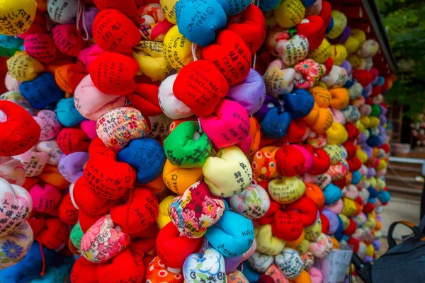 Pequeño mercado con bolas de colores situado en el centro de la calle Gion de Kyoto, Japón — Foto de Stock