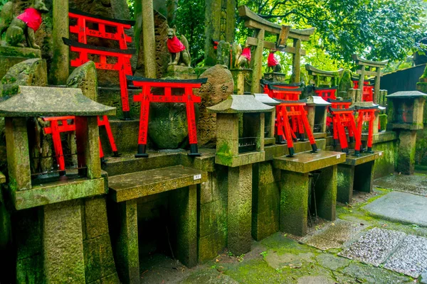 Kyoto, Japonia - 05 lipca 2017: Torii bramy Fushimi Inari Taisha Przybytek w Kioto w Japonii. Istnieje ponad 10.000 torii bramy o Fushimi Inari — Zdjęcie stockowe