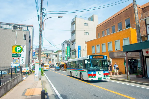 HAKONE, JAPAN - JULY 02, 2017: Gaya Jepang dari jalanan kecil perkotaan dengan transportasi umum di Hakone — Stok Foto