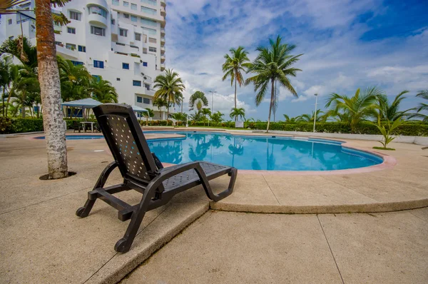 Esmeraldas, Ecuador - March 16, 2016: Beautiful swimming pool with circle form, with a rattan chair in the border in a luxury hotel at Same, Ecuador — Stock Photo, Image