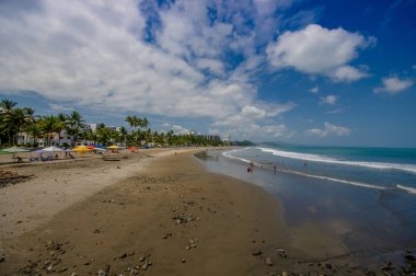 Aynı, Ekvator - 06 Mayıs 2016: Manzarasına plaja kum ve arkasında builsings içinde aynı Ekvador mavi bir gökyüzü güneşli havalarda ile güzel bir günde