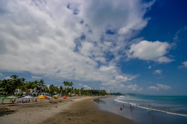 Hermosa vista de la playa con arena, y edificios detrás en un hermoso día con tiempo soleado en un cielo azul en Same, Ecuador — Foto de Stock