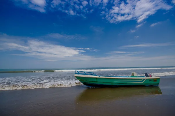 SAME, ECUADOR - MAY 06 2016: Fishing boat on the beach in the sand in a beautiful day in with sunny weather in a blue sky in Same, Ecuador — Stock Photo, Image