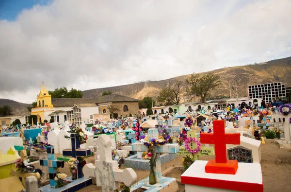 QUITO, ECUADOR- 23 DE MAYO DE 2017: Vista del cementerio San Antonio de Pichincha, mostrando tumbas católicas típicas con lápidas grandes, fondo de montaña — Foto de Stock