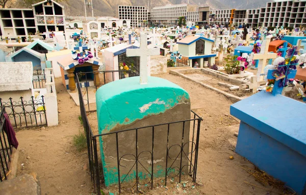 QUITO, ECUADOR- 23 DE MAYO DE 2017: Vista del cementerio de San Antonio de Pichincha, mostrando tumbas católicas típicas con lápidas grandes —  Fotos de Stock