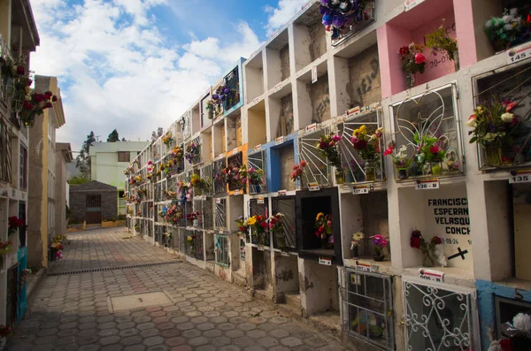 QUITO, ECUADOR- 23 DE MAYO DE 2017: Vista del cementerio de San Antonio de Pichincha, mostrando tumbas católicas típicas con bóvedas funerarias — Foto de Stock