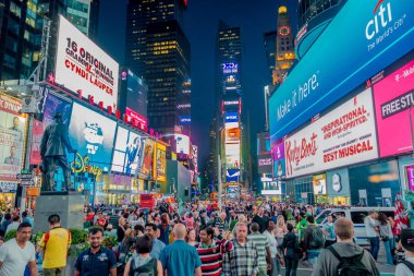 New York, ABD - 05 Mayıs 2017: Midtown Manhattan'da geceleri Times Square ışıklar. Site yaklaşık 40 milyon ziyaretçi ile dünyanın en çok ziyaret edilen turistik cazibe olarak her yıl kabul