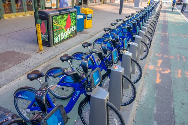 New York, Usa - 22 November, 2016: Cykeluthyrning på Times Square parkerade i rad på gatan i New York city Usa — Stockfoto