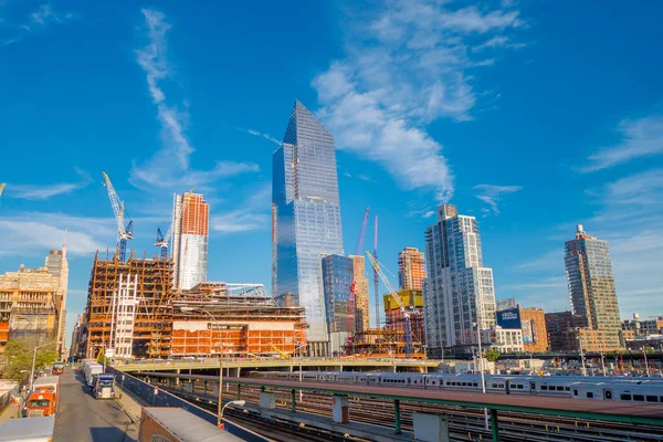 New York, Usa - 05 maj 2017: Vacker utsikt över Manhattan stad med skyskrapor, vägar och vackra byggnader med några nya byggnader i konstruktion i New York City Usa — Stockfoto