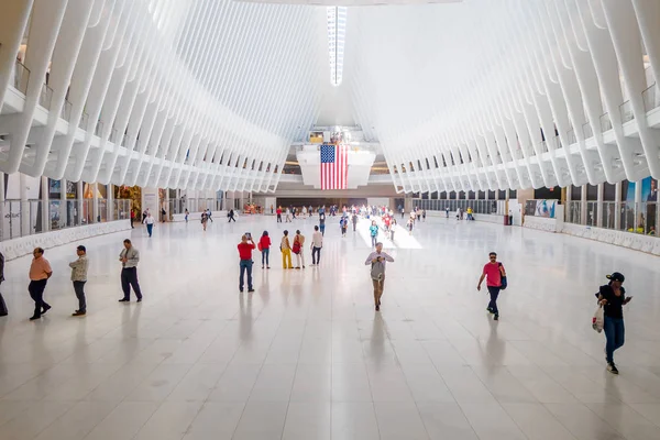 NUEVA YORK, EE.UU. - 05 DE MAYO DE 2017: Multitudes de pasajeros pasan bajo la forma arquitectónica distintiva del centro de transporte Oculus en el World Trade Center, por el arquitecto Santiago Calatrava en Nueva York — Foto de Stock