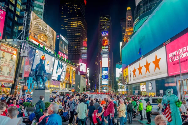 New York, Usa - 05 květen 2017: Times Square světla v noci v centru Manhattanu. Web je považován světy nejnavštěvovanější turistickou atrakcí s téměř 40 milionů návštěvníků ročně — Stock fotografie