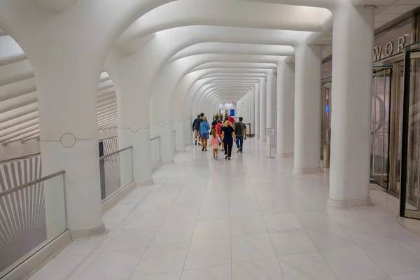 Nowy Jork, Usa - 05 maja 2017: Tłumy pasażerów przejść pod charakterystyczne formy architektonicznej, Hub Transport Oculus w New York, Stany Zjednoczone Ameryki — Zdjęcie stockowe
