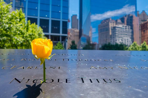 ニューヨーク、アメリカ合衆国 - 2017 年 5 月 5 日: アメリカ ニューヨーク 911 記念世界貿易センターでフット プリント名の中の黄色い花 — ストック写真