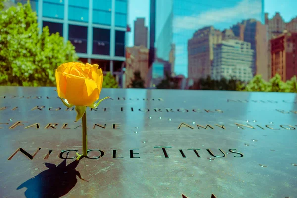 ニューヨーク、アメリカ合衆国 - 2017 年 5 月 5 日: アメリカ ニューヨーク 911 記念世界貿易センターでフット プリント名の中の黄色い花 — ストック写真