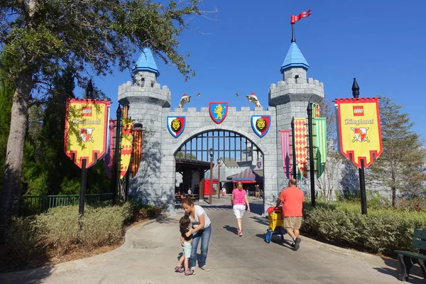 HOUSTON, EE.UU. - 12 DE ENERO DE 2017: Personas no identificadas caminando cerca de la gran entrada del castillo en Legoland, como lugar turístico. Legoland es un parque temático basado en la popular marca LEGO de juguetes de construcción —  Fotos de Stock